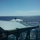 O lançamento e recuperação no NRP Argos é único, e envolve um bote. Aqui o bote sai para recuperar o veículo das águas azuis do Algarve que mais “pareciam um lago”.