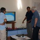 Em troca, nós mostramos a Paulo o que queremos fazer na nossa experiência. Javier e Kanna a explicar o ecrã de monitorização do Neptus e discutir os marcadores nos Mola.