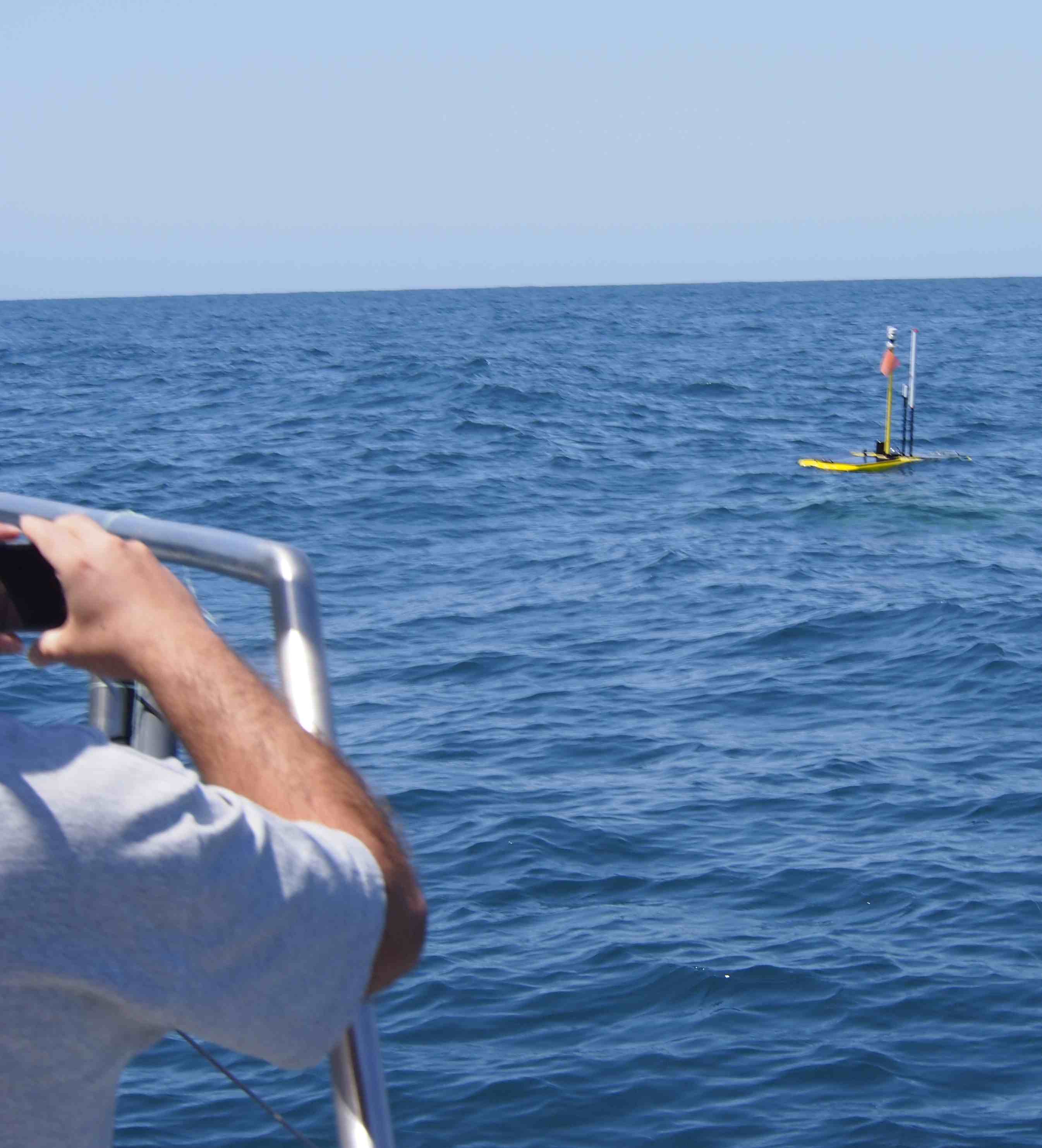 Sem nenhum Mola à superfície, a equipa AUV aproxima-se do Wave Glider para fazer um mapeamento com o AUV à sua volta.
