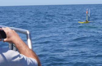 Sem nenhum Mola à superfície, a equipa AUV aproxima-se do Wave Glider para fazer um mapeamento com o AUV à sua volta.