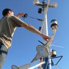 Joel Gomes a verificar a antena de comunicação via satélite