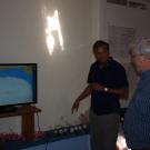 Em troca, nós mostramos a Paulo o que queremos fazer na nossa experiência. Javier e Kanna a explicar o ecrã de monitorização do Neptus e discutir os marcadores nos Mola.